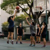 Illustration: women playing basketball